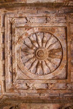 2 mağara: a tekerlek on altı balık konuşmacı ile kare bir çerçeve içinde gösterilen tavan. Badami mağaralar, Karnataka, Hindistan.