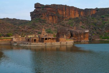 Temple 1, Bootnatha veya Bhutanatha Tapınağı karmaşık ve M.mustafa Gölü, Badami, Karnataka, Hindistan