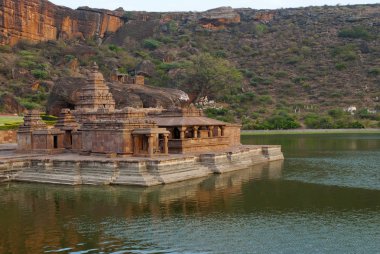 Temple 1, Bootnatha veya Bhutanatha Tapınağı karmaşık ve M.mustafa Gölü, Badami, Karnataka, Hindistan