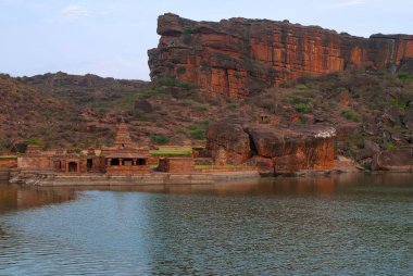 Temple 1, Bootnatha veya Bhutanatha Tapınağı karmaşık ve M.mustafa Gölü, Badami, Karnataka, Hindistan