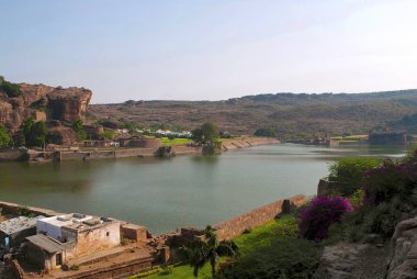 M.mustafa göl ve Badami fort kuzeyden mağara 2, Badami, Karnataka, Hindistan