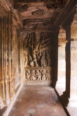 Mağara 2: Vishnu Trivikrama olarak tasvir eden bir heykel, Badami mağaralar, Karnataka, Hindistan. İç sağ yan duvar.