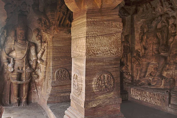 Harihara 的雕刻人物 毗湿奴和湿婆合一雕塑 Badami 卡纳地 — 图库照片