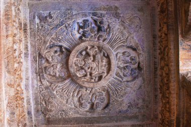 3 mağara: Sesha veya Ananta verandha Doğu tarafında denilen bir kukuletalı yılan üzerinde oturmuş Vishnu isimlerinden oyulmuş. Badami mağaralar, Karnataka, Hindistan. 