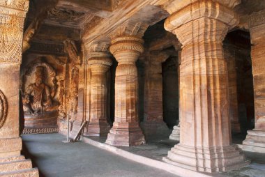 3 mağara: Sesha veya Ananta verandha Doğu tarafında denilen bir kukuletalı yılan üzerinde oturmuş Vishnu isimlerinden oyulmuş. Badami mağaralar, Karnataka, Hindistan. 