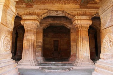 Mağara 3: Veranda kendisi. 7 feet, 2,1 m, geniş ve salondan ayıran dört Müstakil, oyma sütun vardır. Badami mağaralar, Karnataka, Hindistan.