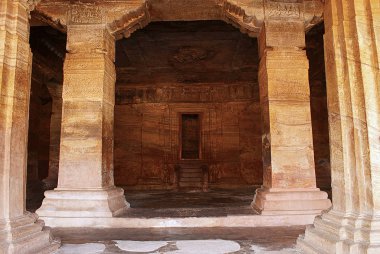 Mağara 3: Veranda kendisi. 7 feet, 2,1 m, geniş ve salondan ayıran dört Müstakil, oyma sütun vardır. Badami mağaralar, Karnataka, Hindistan.