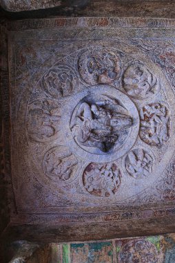 Mağara 3: Tavan fresk resimler, dört Lord Brahma silahlı. Badami mağaralar, İstanbul.