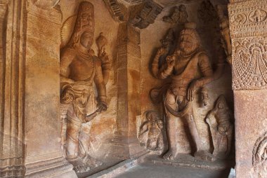 Mağara 3: Vishnu Narasimha, yarı insan, yarı aslan, sağ ve Harihara, Vişnu ve Shiva, senkretik bir heykel üzerinde sol Badami mağaralar, Karnataka figürü oyma.
