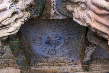 Mağara 3: Tavan fresk resimler, dört Lord Brahma silahlı. Badami mağaralar, İstanbul.