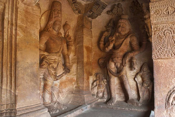 ナラシンハ 半分人間 半分ライオン 右上と左のバーダーミ Badami の洞窟 カルナタカ州にヴィシュヌ神とシヴァ神の融合した彫刻針原ビシュヌ神の図の彫刻 — ストック写真