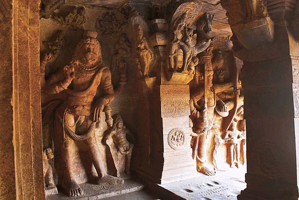 刻まれているヴィシュヌの図ナラシンハ 半分人間 半分ライオン 左側と右側の Trivikrama バーダーミ Badami の洞窟 カルナータカ州 — ストック写真