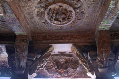 Mağara 3: Tavan fresk resimler, dört Lord Brahma silahlı. Badami mağaralar, İstanbul.