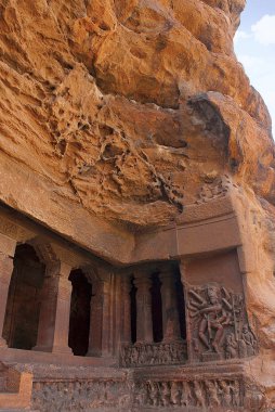 1 mağara: Shiva, Nataraja cephe, Badami mağaralar, Karnataka, Hindistan sağ tarafında duvarda dans. İkinci mağaraya giden adımları da görülmektedir.