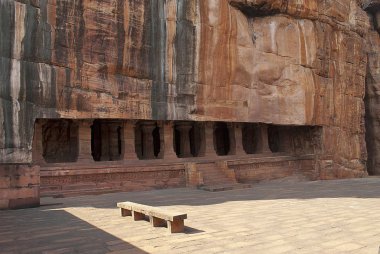 3 mağara: giriş. Sütunlu veranda veya cephe. Badami mağaralar, Karnataka, Hindistan. Bu 70 ayak, bir iç genişliği ile uzunluğu 65 feet 21 m, 20 m, her sütun ve tıklatarak duvar ayağı kısmen hidd vardır büyük harfler ile taç geniş, derin üsleri ile oyulmuş