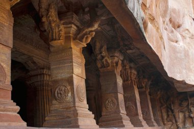 Mağara 3: Sütunlu veranda ya da cephe. Badami mağaralar, Karnataka, Hindistan. Bu 70 ayak, bir iç genişliği ile uzunluğu 65 feet 21 m, 20 m, her sütun ve tıklatarak duvar ayağı brac tarafından kısmen gizli Başkentler ile taç geniş, derin üsleri ile oyulmuş