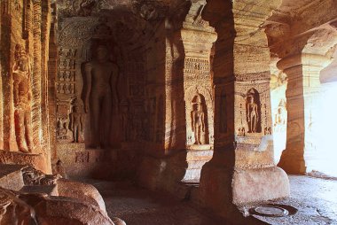 Mağara 4: Indrabhuti Gautama figürü oyma. Badami mağaralar, Badami, İstanbul Türkiye