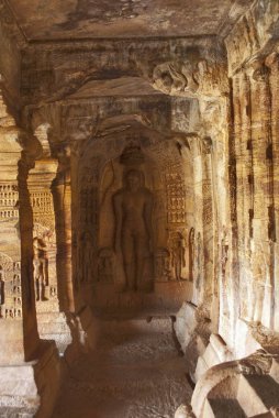 Mağara 4: Indrabhuti Gautama figürü oyma. Badami mağaralar, Badami, İstanbul Türkiye