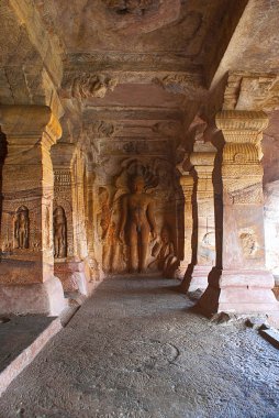 4 mağara: Oyma figürü Tirthankara Parshvanath ile dekore edilmiş bir çok başlı kobra temsil eden koruma ve saygı, onun baş Badami, Karnata, Hindistan