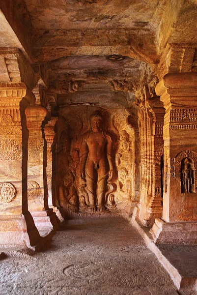 雕刻的 Bahubali 与他的小腿周围的蛇 连同他的女儿 Brahmi Sundari — 图库照片