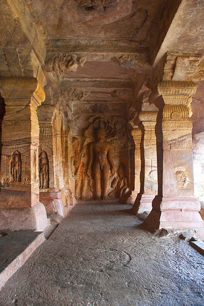 の洞窟 切り分けられた図 Tirthankara Parshvanath の頭に飾られた多頭付きコブラ表す保護や畏敬の念 バーダーミ Badami Karnata インド — ストック写真