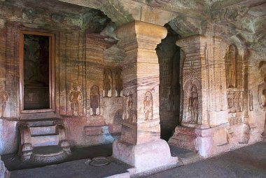 Mağara 4: İç görünüm. Mahavira şekilde sanctu kısmen görülür. Sütunlar ve duvarlara kazınmış Jaina Tirthankara görüntüleri da görülmektedir. 