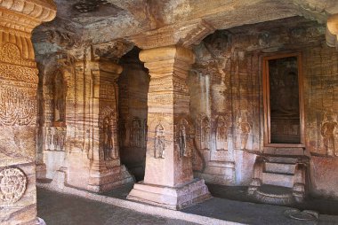 Mağara 4: İç görünüm. Sanctum Mahavira figürü kısmen görülür. Sütunlar ve duvarlara kazınmış Jaina Tirthankara görüntüleri da görülmektedir. 
