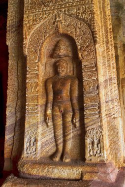 Mağara 4: Jaina Tirthankara görüntüleri iç ayağı üzerinde kazınmış. Badami mağaralar, Badami, Karnataka, Hindistan