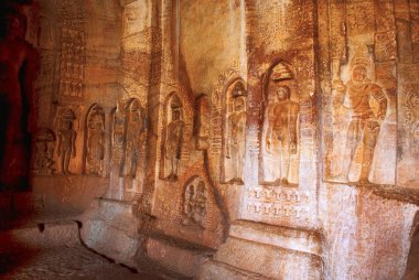 Mağara 4: Jaina Tirthankara görüntüleri iç sütunlar ve duvarlar üzerinde kazınmış. Putlara Yakshas, Yakshis, Padmavati ve diğer Tirthankaras vardır. Badami mağaralar, Badami, Karnataka, Hindistan.