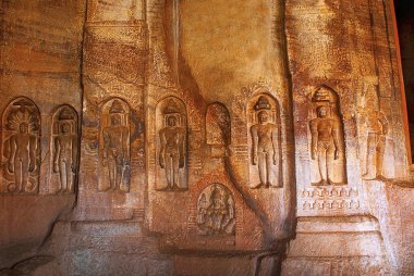 Mağara 4: Jaina Tirthankara görüntüleri iç sütunlar ve duvarlar üzerinde kazınmış. Putlara Yakshas, Yakshis, Padmavati ve diğer Tirthankaras vardır. Badami mağaralar, Badami, Karnataka, Hindistan.