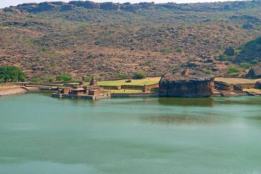 Temple 1, Bootnatha veya Bhutanatha Tapınağı karmaşık ve M.mustafa Gölü, Badami, Karnataka, Hindistan