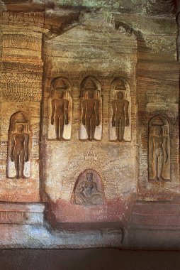 Mağara 4: Jaina Tirthankara görüntüleri iç sütunlar ve duvarlar üzerinde kazınmış. Putlara Yakshas, Yakshis, Padmavati ve diğer Tirthankaras vardır. Badami mağaralar, Badami, Karnataka, Hindistan.