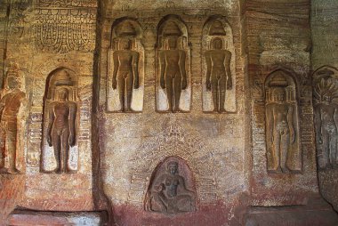 Mağara 4: Jaina Tirthankara görüntüleri iç sütunlar ve duvarlar üzerinde kazınmış. Putlara Yakshas, Yakshis, Padmavati ve diğer Tirthankaras vardır. Badami mağaralar, Badami, Karnataka, Hindistan.