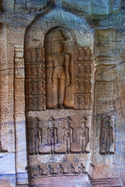 Mağara 4: Jaina Tirthankara görüntüleri iç duvara kazınmış. Badami mağaralar, Badami, Karnataka, Hindistan