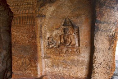 Mağara 4: Jaina Tirthankara Mahavira görüntü duvara kazınmış. Badami mağaralar, Badami, Karnataka, Hindistan