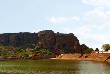 M.mustafa göl ve badami görünümünü mağaralar, Badami, Karnataka, Hindistan