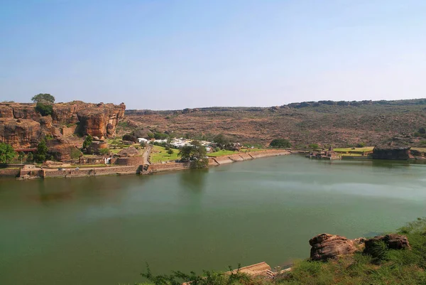 Bootnatha または Bhutanatha 寺院とアガスティヤ湖 バーダーミ Badami カルナータカ州 インド — ストック写真