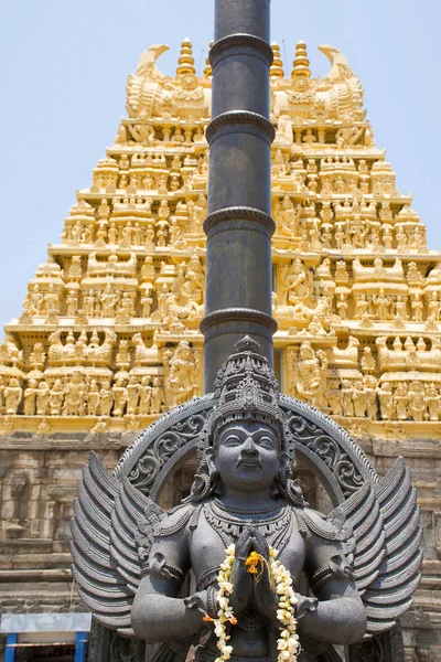 Garuda Veículo Deus Hindu Vishnu Frente Para Templo Chennakesava Belur — Fotografia de Stock