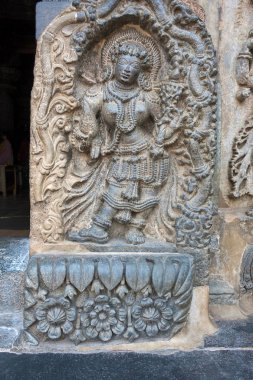 Rati, yoldaş Kamadeva, heykel Chennakeshava Tapınağı, Belur, Karnataka, Hindistan doğu girişinde