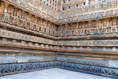 Dekoratif frizleri dansçılar ve diğer rakamlar, Chennakeshava Tapınağı. Belur, Karnataka, Hindistan