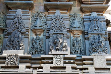Hindu tanrıları, tasvir eden süslü duvar paneli kabartma Keşava Tapınağı, Belur, Karnataka, Hindistan 