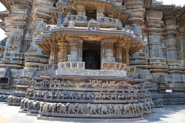 Cepheler ve dekoratif frizleri Tanrılar, dansçılar ve diğer rakamlar, Chennakeshava Tapınağı. Belur, Karnataka, Hindistan. Güney Batı görünümü.