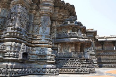 Hindu tanrıları, tasvir eden süslü duvar paneli kabartma Keşava Tapınağı, Belur, Karnataka, Hindistan. Batıdan görünümü.
