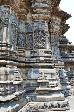 Hindu tanrıları, tasvir eden süslü duvar paneli kabartma Keşava Tapınağı, Belur, Karnataka, Hindistan. Batıdan görünümü.