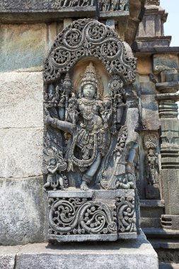 Süslü duvar paneli kabartma Vishnu Trivikrama olarak tasvir. Ranganayaki, Andal, Tapınak, Keşava tapınak kompleksi Belur, Karnataka, Hindistan. Batı Duvarı