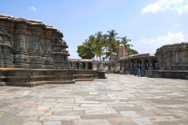 Chennakeshava tapınak kompleksi, Belur, Karnataka, Hindistan Güney Batı görünümünü. Soldan, Chennakeshava Tapınak, Soumyanayaki Tapınağı ve Veeranarayana Tapınağı sağ.