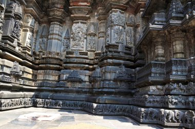 Cephe dekoratif frizleri ile hayvan figürleri ve Hindu tanrıları betimleyen duvar. Chennakeshava Tapınağı. Belur, Karnataka, Hindistan. North West görünümü.