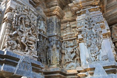 Süslü duvar paneli kabartma tasvir eden, sol, Narsimha, Sundari, Nagas, Vishnu Varaha ve Lord Bramha Keşava Tapınak, Belur, Karnataka, Hindistan olarak. Batıdan görünümü.