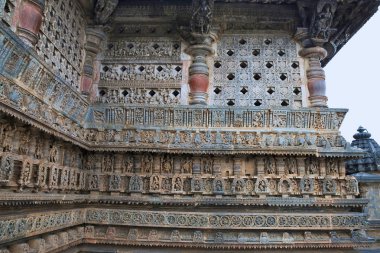 Süslü delikli penceresi ve dekoratif frizleri Tanrılar, dansçılar ve diğer rakamlar, Chennakeshava Tapınağı. Belur, Karnataka, Hindistan.