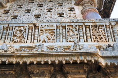 Süslü delikli penceresi ve dekoratif frizleri ile Mahabharata sahneleri alt, Chennakeshava Tapınağı. Belur, Karnataka, Hindistan.